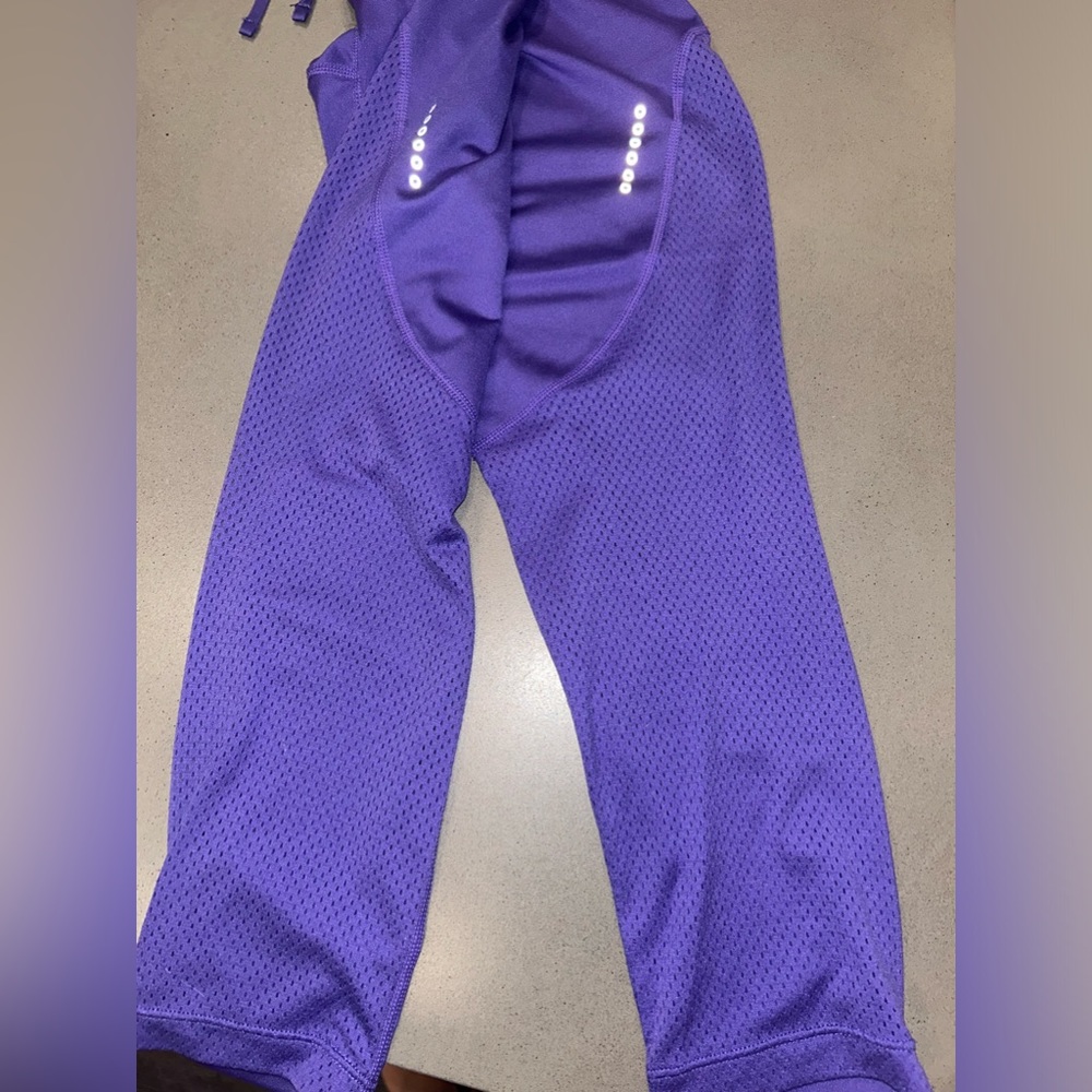 Nike Dri-Fit capri leggings -mesh from thigh to calve - Picture 6 of 6